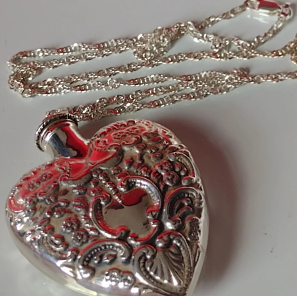 Stupendous Sterling Large Lady's Perfume Heart Fla - Picture 10 of 15